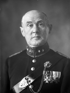 818088 Portret van luitenant-kolonel, van P.J.A. Bartels, geboren 1882, garnizoenscommandant te Utrecht (1935-1939), in ...